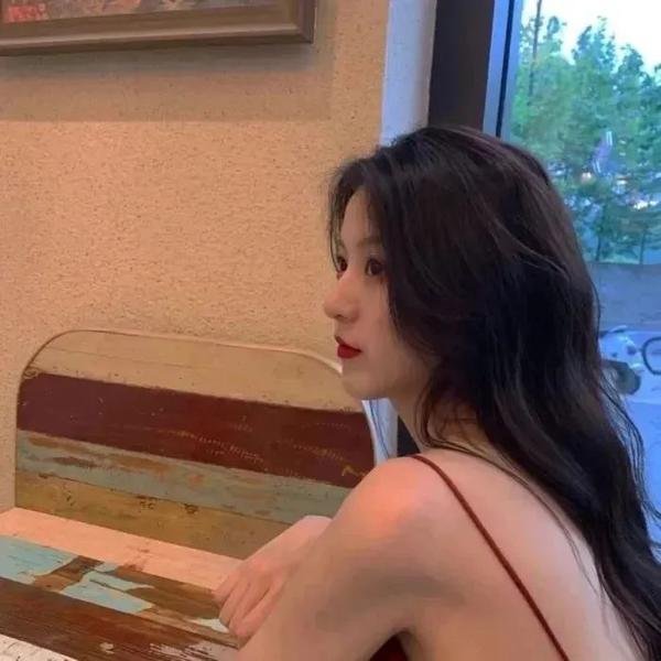 卷帘待得月华生